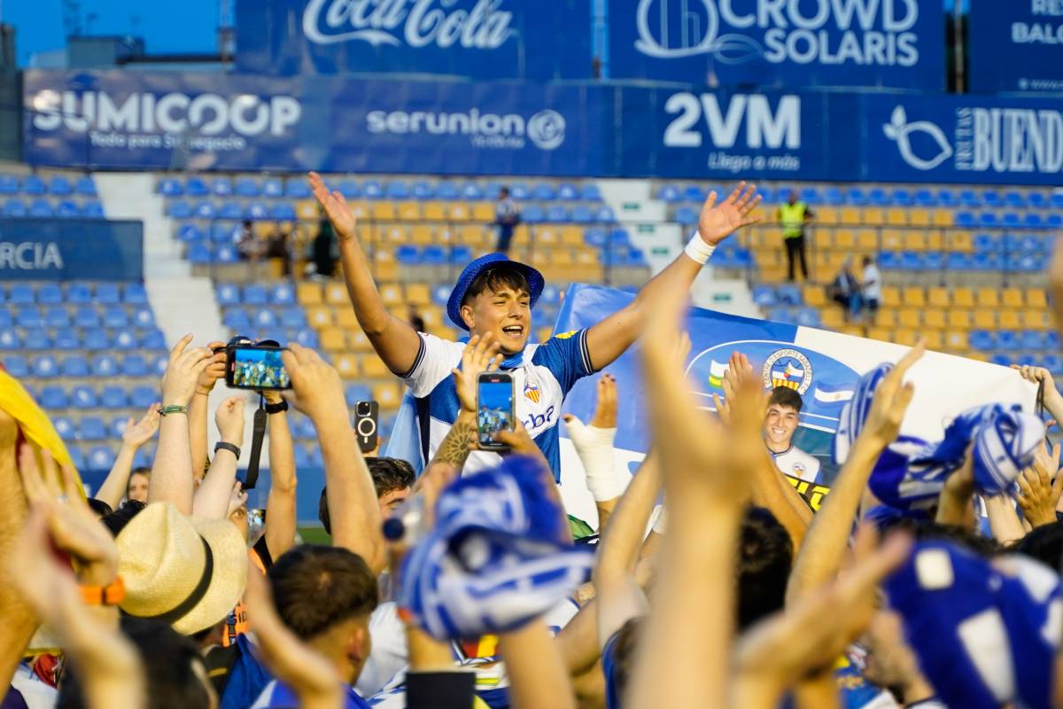 El jugador amb l`afició celebrant l`ascens - David Chao El jugador amb l`afició celebrant l`ascens