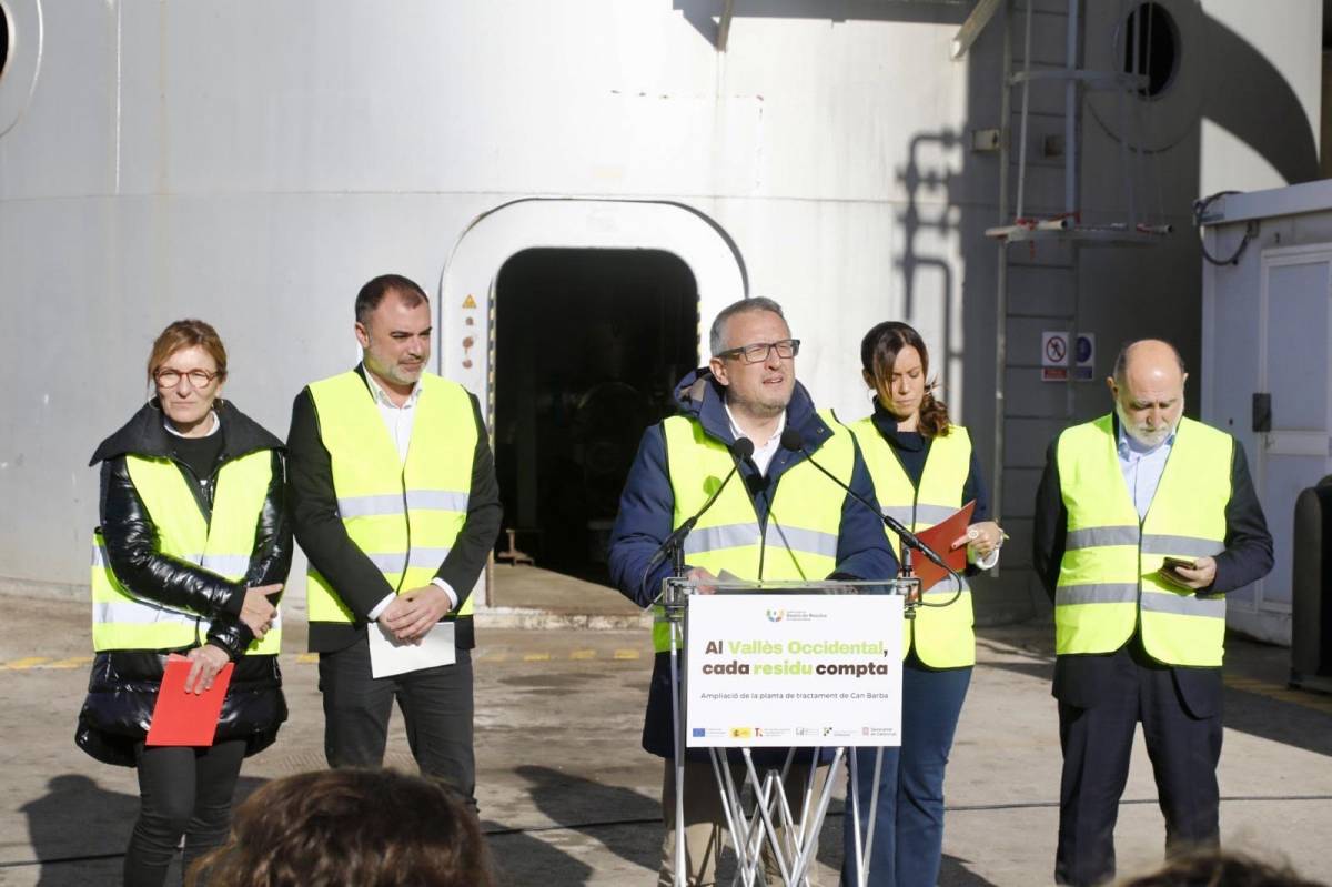 Roda de premsa a la planta de Can Barba, amb Rafael Güeto donant explicacions als mitjans - Cedida Roda de premsa a la planta de Can Barba, amb Rafael Güeto donant explicacions als mitjans
