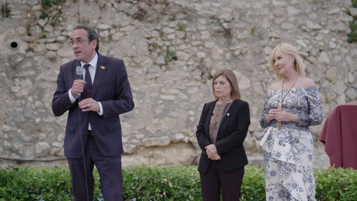El president del parlament, Josep Rull, l'alcadessa de Canyelles, Rosa Huguet, i Marisa López Teijón. - Europa Press