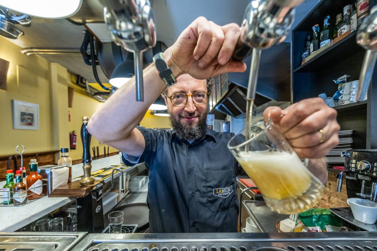 El Roger, darrere els tiradors de la Micro Cerveseria