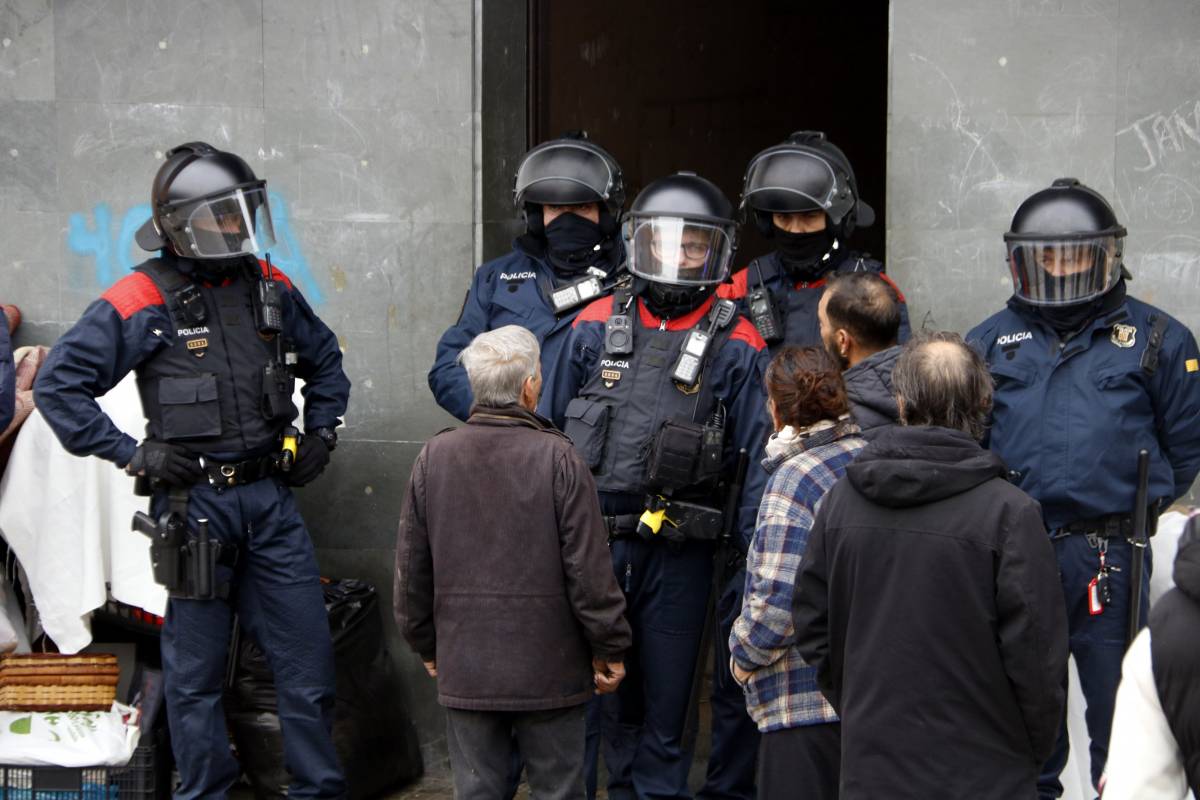 Desallotjat el bloc del carrer Santiago Rusiñol de Borges en un operatiu sense incidents 