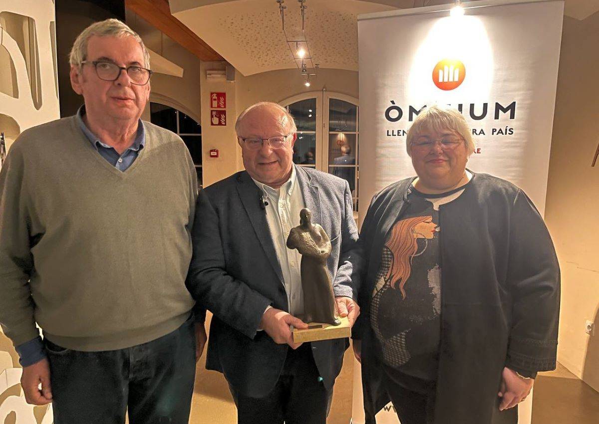 Manel Ollé, Miquel Àngel Pradilla i Dolors Róo, en l'acte d'entrega del guardó. - Cedida