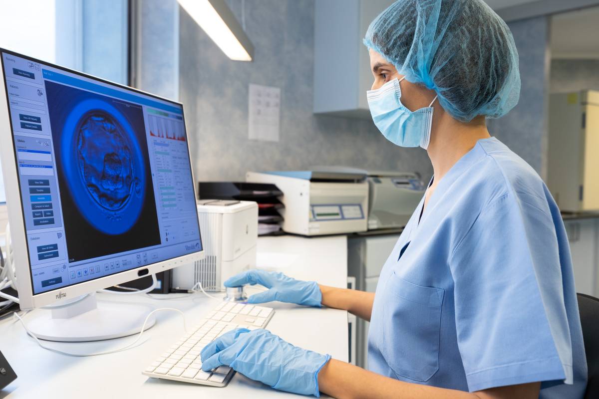 Una doctora estudia la implantació embrionària en un laboratori