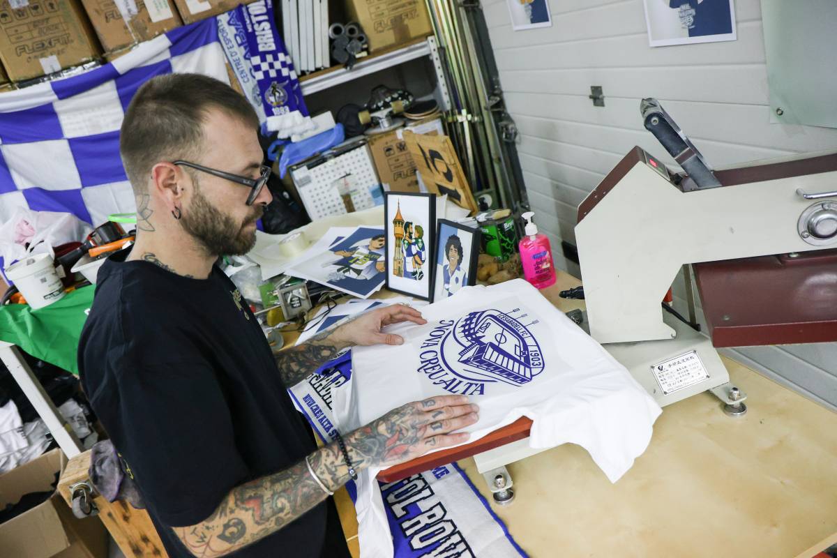 El Bertu acabant de planxar una samarreta de la Nova Creu Alta - Víctor Castillo