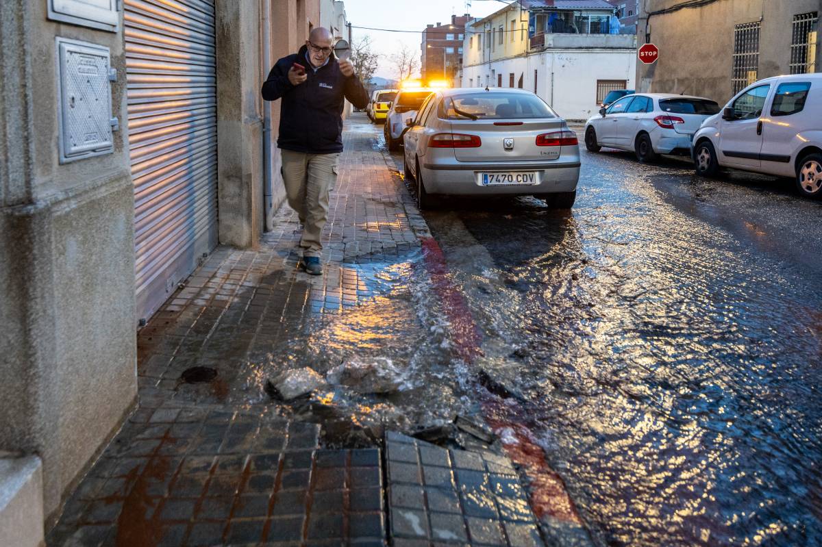 Fuita d'aigua al carrer de Santiga - Juanma Peláez