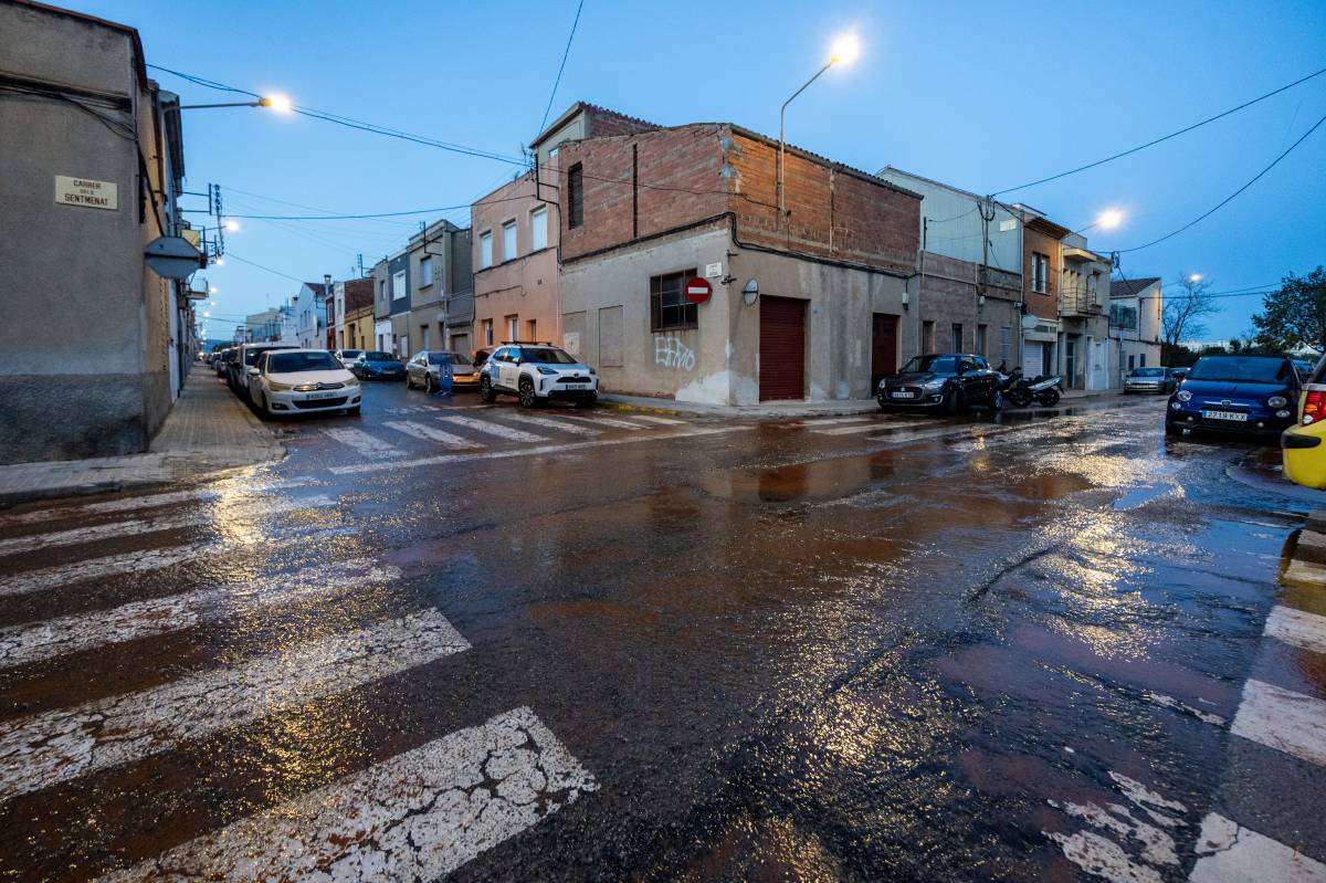 Fuita d`aigua al carrer de Santiga