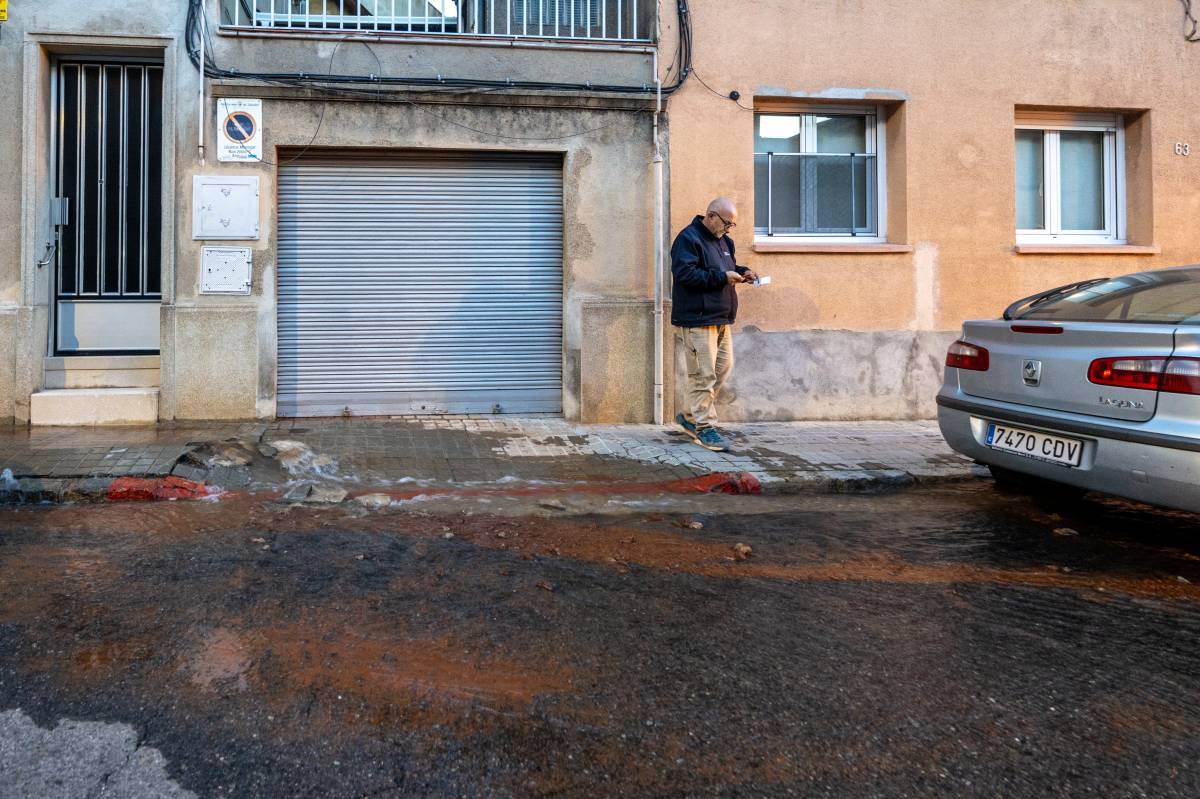 Fuita d`aigua al carrer de Santiga