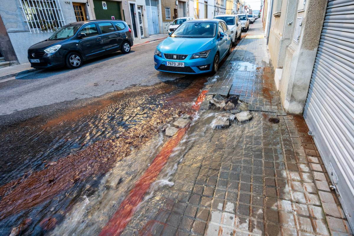 Fuita d`aigua al carrer de Santiga