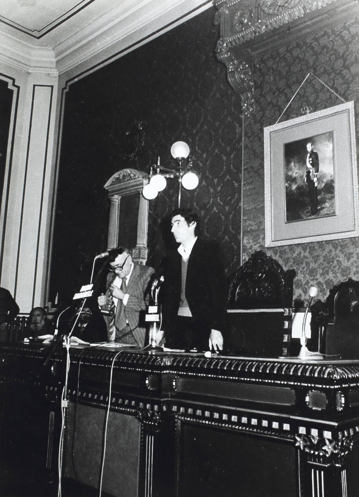 Primer discurs d`Antoni Farrés com a alcalde de Sabadell. Saló de plens de l`Ajuntament. Sabadell - Andreu Segura / Arxiu Històric de Sabadell Primer discurs d`Antoni Farrés com a alcalde de Sabadell. Saló de plens de l`Ajuntament. Sabadell