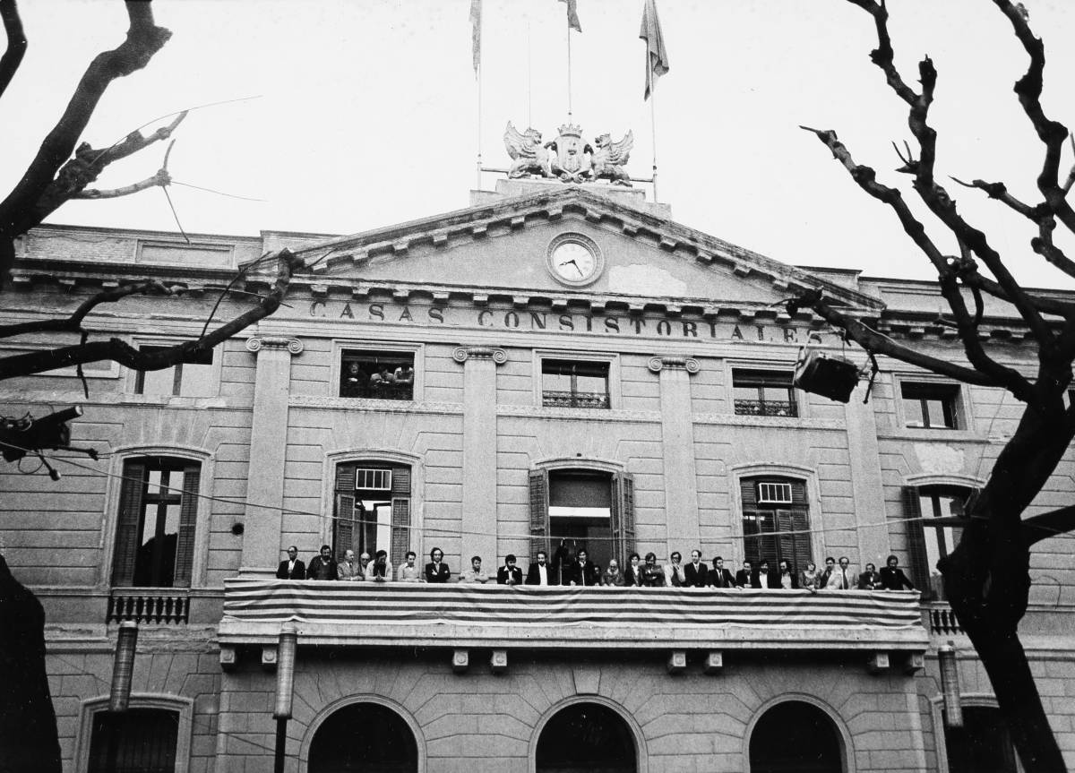Ple de constitució del primer ajuntament democràic. Ajuntament de Sabadell. - Andreu Segura / Arxiu Històric de Sabadell Ple de constitució del primer ajuntament democràic. Ajuntament de Sabadell.