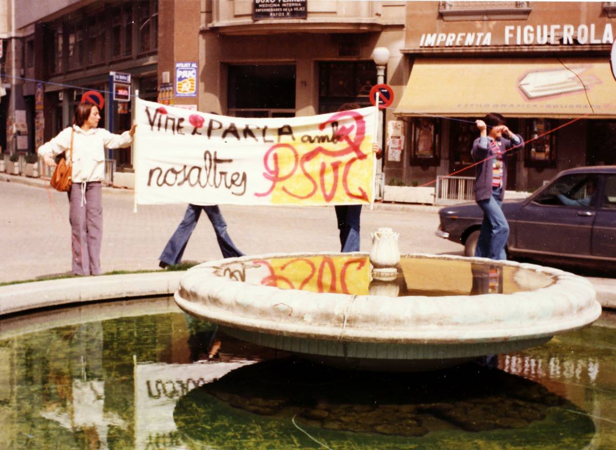 Campanya per aconseguir adhesions al PSUC. Pancarta al costat de l`antic brollador del Passeig on diu "Vine i parla amb nosaltres PSUC". Darrera, la façana de la imprempta Figuerola. Sabadell - Andreu Segura / Arxiu Històric de Sabadell Campanya per aconseguir adhesions al PSUC. Pancarta al costat de l`antic brollador del Passeig on diu "Vine i parla amb nosaltres PSUC". Darrera, la façana de la imprempta Figuerola. Sabadell