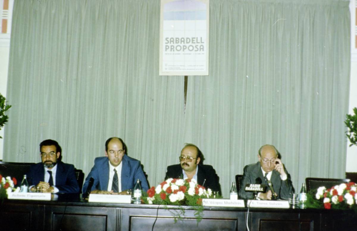 Projecte de Participació Ciutadana Sabadell Proposa Taula presidencial amb Antonio Figueroa, Pere Alavedra (regidor de l`Ajuntament de Sabadell), Manuel Vazquez Montalban (periodista i escriptor) i Enrique Tierno Galvan (alcalde de Madrid) - Andreu Segura / Arxiu Històric de Sabadell Projecte de Participació Ciutadana Sabadell Proposa Taula presidencial amb Antonio Figueroa, Pere Alavedra (regidor de l`Ajuntament de Sabadell), Manuel Vazquez Montalban (periodista i escriptor) i Enrique Tierno Galvan (alcalde de Madrid)