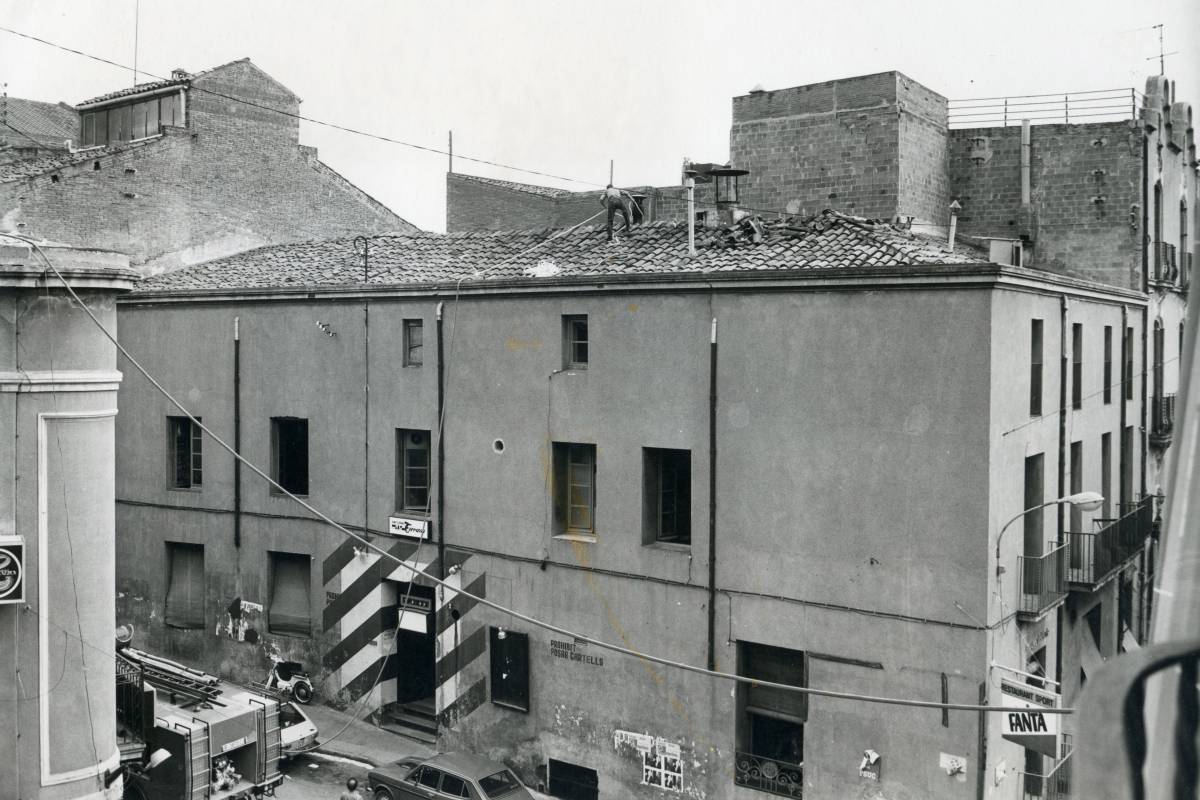 Un balcó amb vistes a un incendi