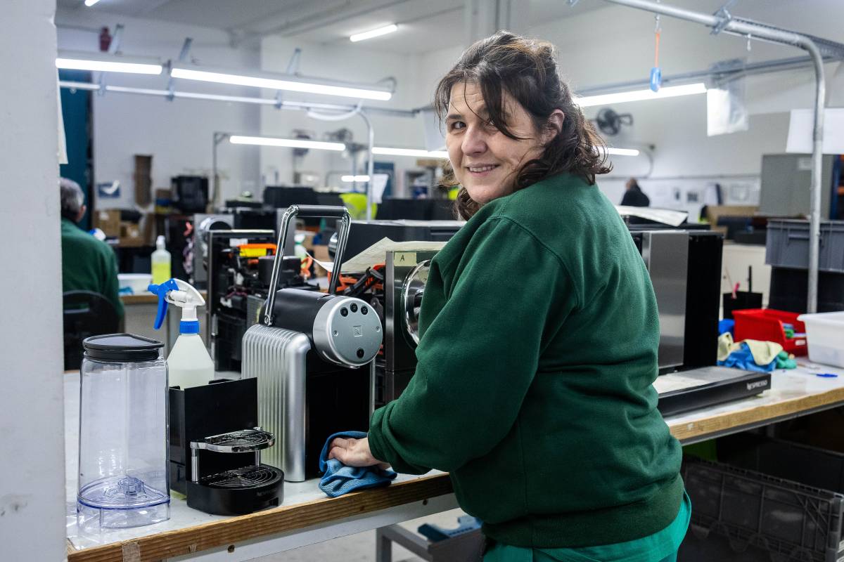 Una treballadora de Femarec, neteja una màquina de Nespresso - Hugo Fernández Una treballadora de Femarec, neteja una màquina de Nespresso