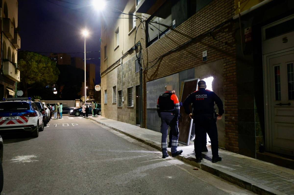 Mossos en l`intent d`ocupació del carrer Forcanada de Sabadell