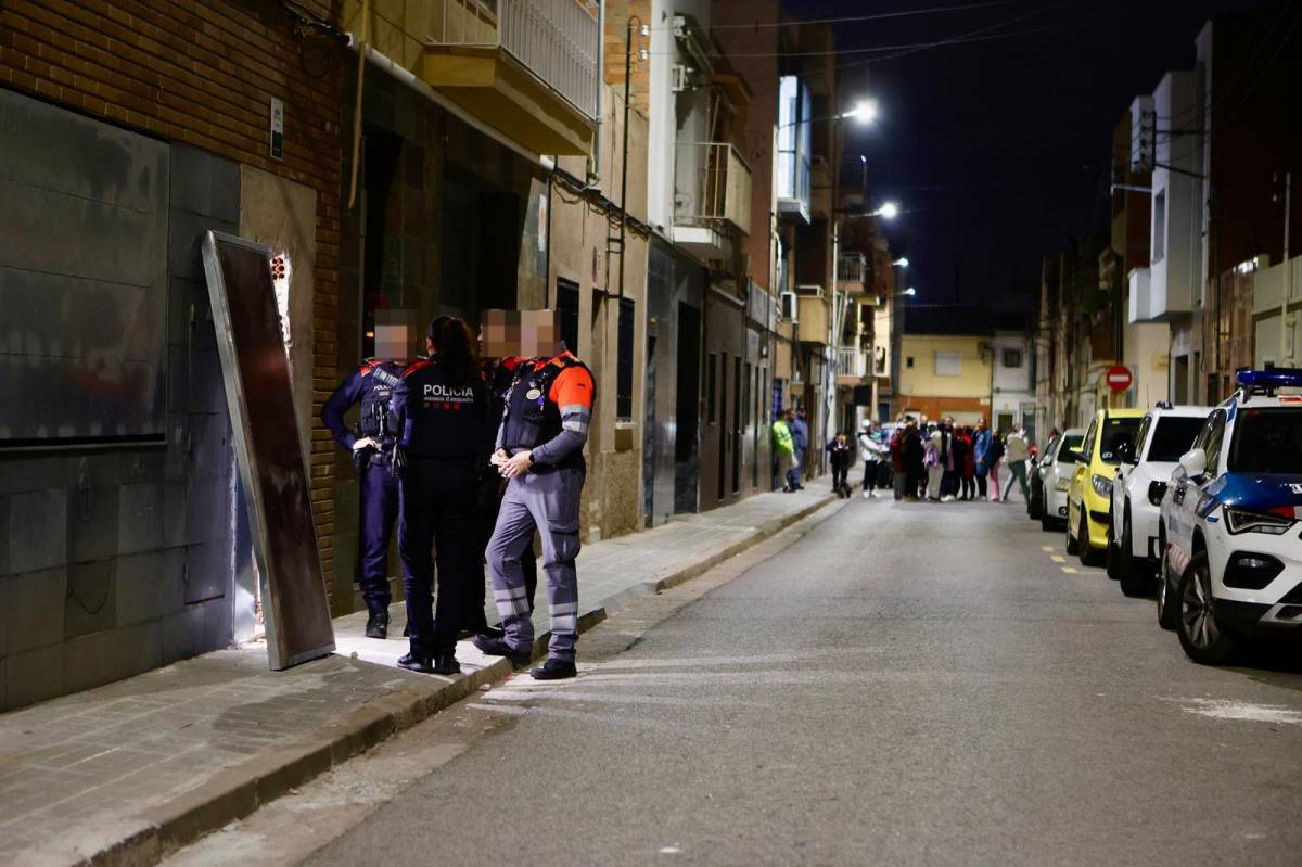 Mossos en l`intent d`ocupació del carrer Forcanada de Sabadell