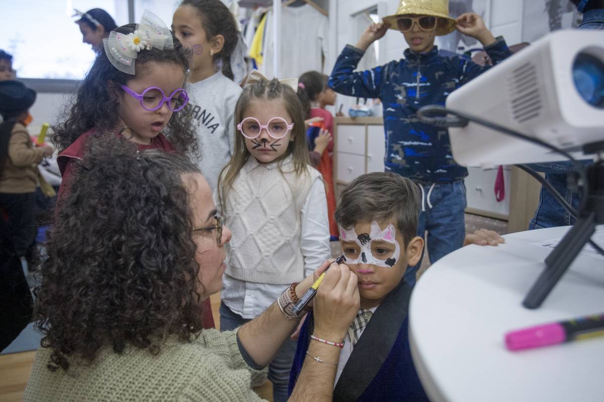 Maquillatge previ a la sala d`atrezzo - Nebridi Aróztegui Maquillatge previ a la sala d`atrezzo