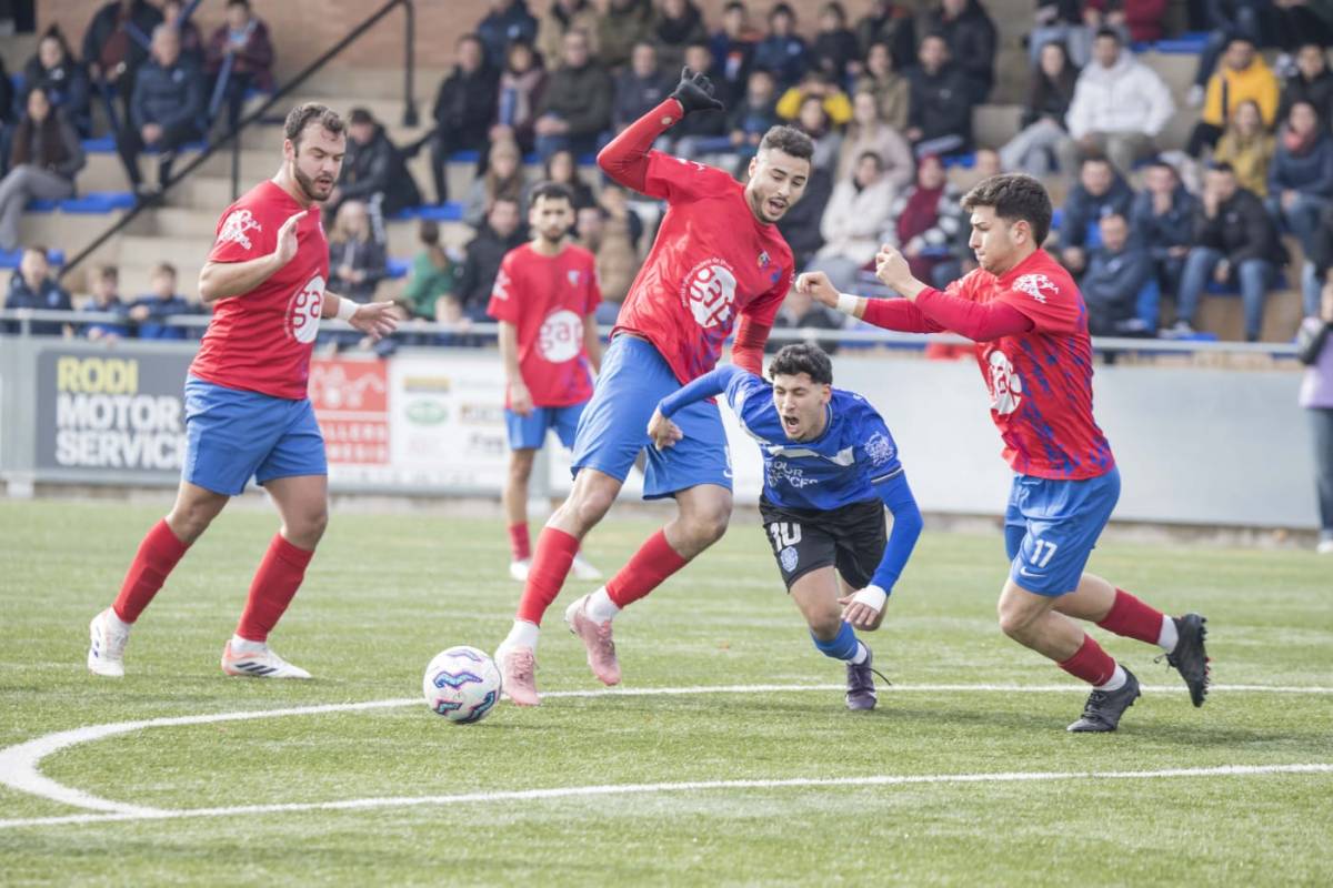 L`Ilyas rep una falta a la frontal de l`àrea - Víctor Pisa L`Ilyas rep una falta a la frontal de l`àrea