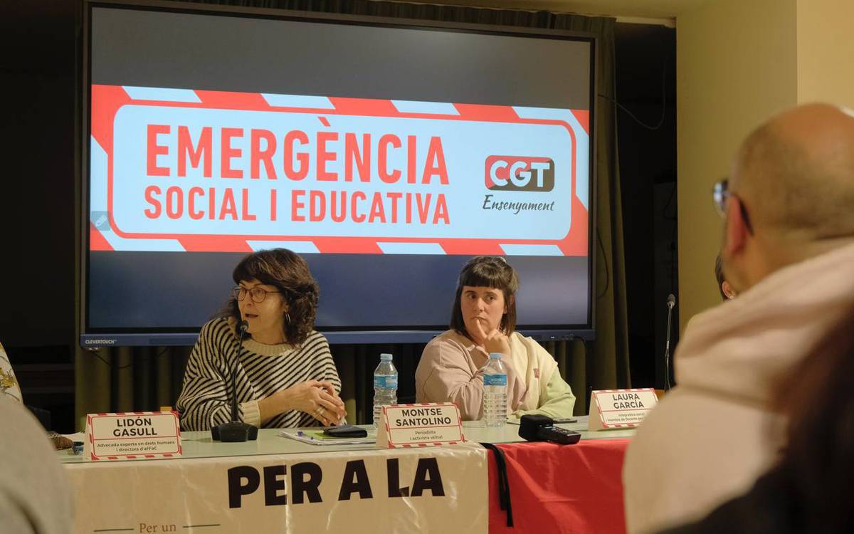 El Casino s'omple en el primer acte de CGT per denunciar l'emergència social i educativa
