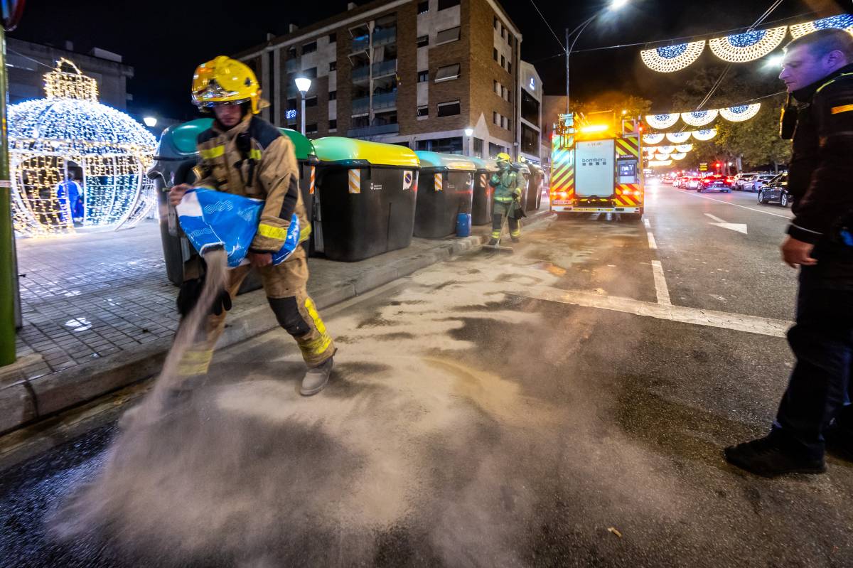 Incident pel vessament d`oli a Sabadell - Juanma Peláez Incident pel vessament d`oli a Sabadell