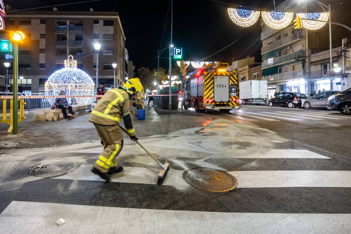 Incident pel vessament d`oli a Sabadell - Juanma Peláez Incident pel vessament d`oli a Sabadell