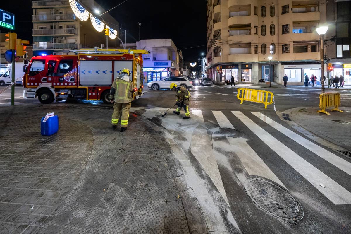 FOTOS | Vessa un contenidor ple d'oli i genera una taca de 200 metres quadrats a Sabadell