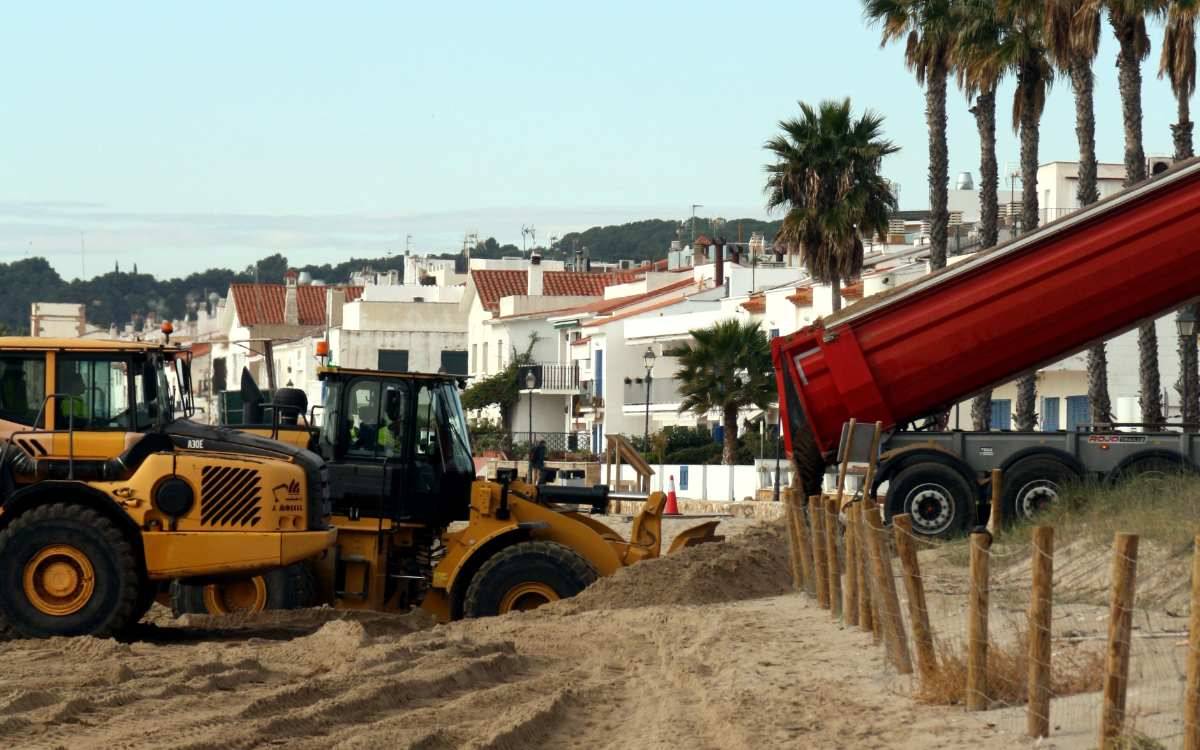 Altafulla inicia la reposició de 7.000 m³ de sorra a la platja