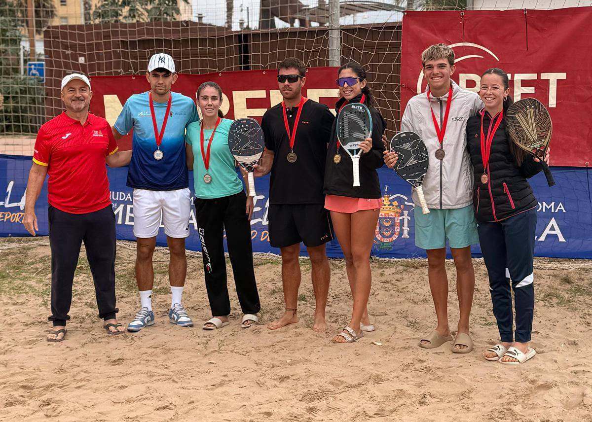 Al mig, Filella i Martínez, amb la medalla com a campions - CEDIDA