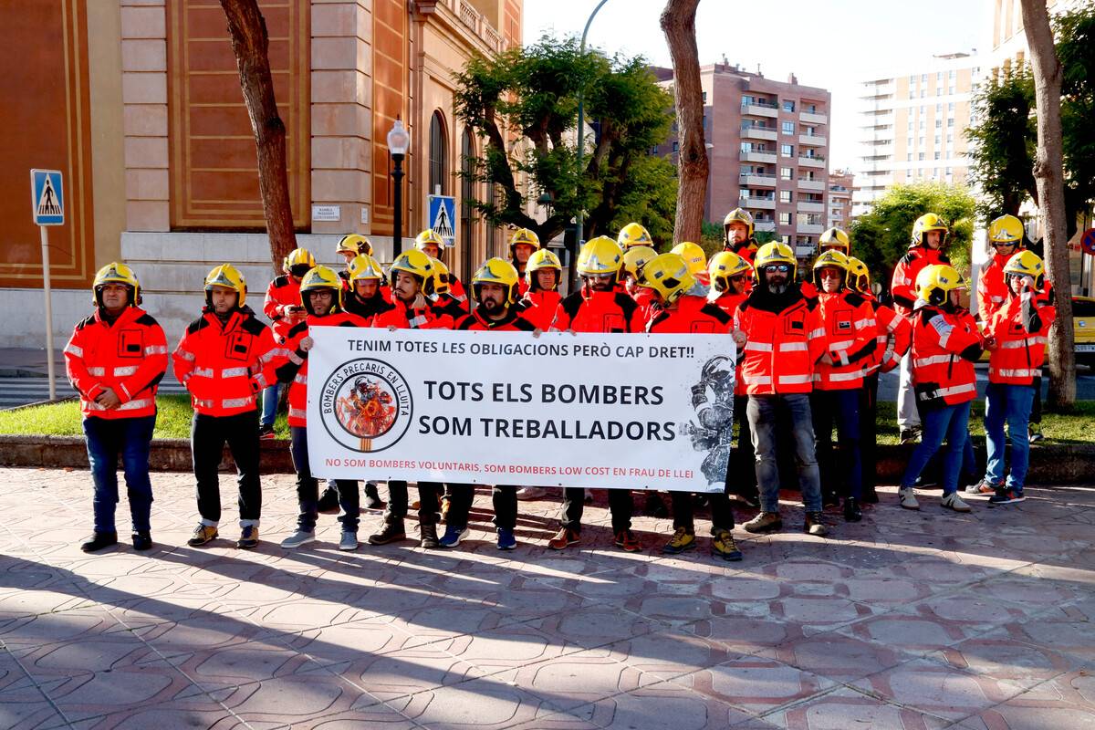 Bombers voluntaris de l'Ebre i Tarragona demanden la Generalitat per reclamar drets laborals