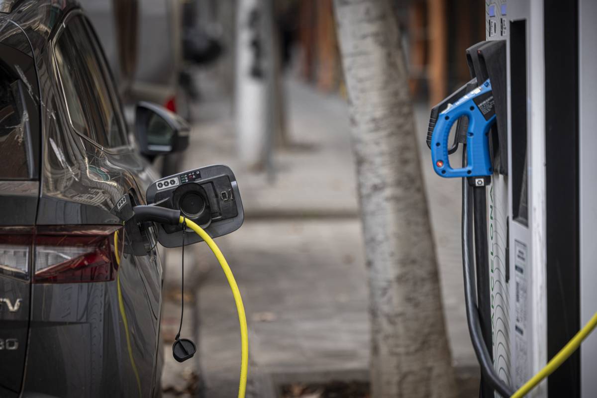 El govern espanyol anuncia 400 milions d'euros en ajuts per a la compra de cotxes elèctrics el 2026