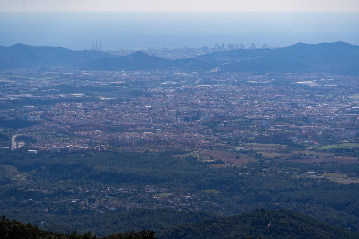 Vista aèria de la comarca del Vallès Occidental des del cim de la Mola