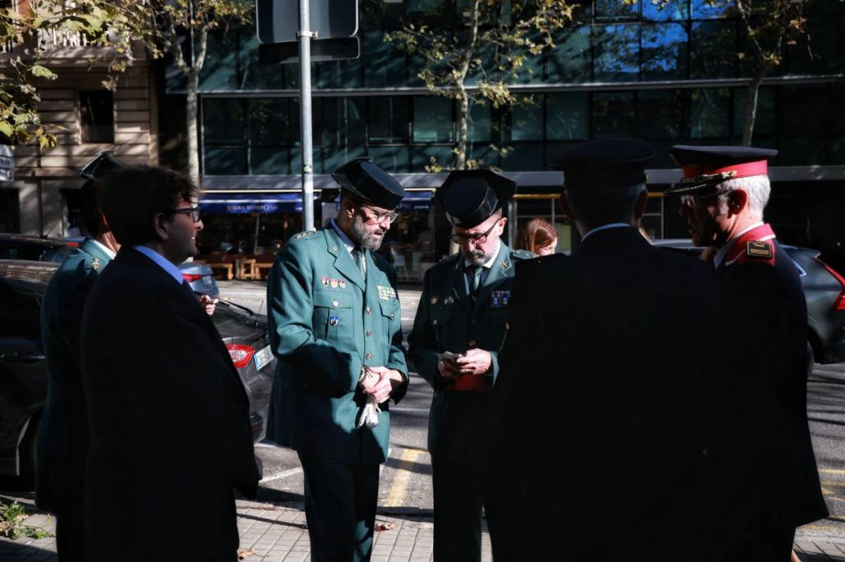 Militars i policies abans de l`acte de celebració de l`aniversari de la Constitució