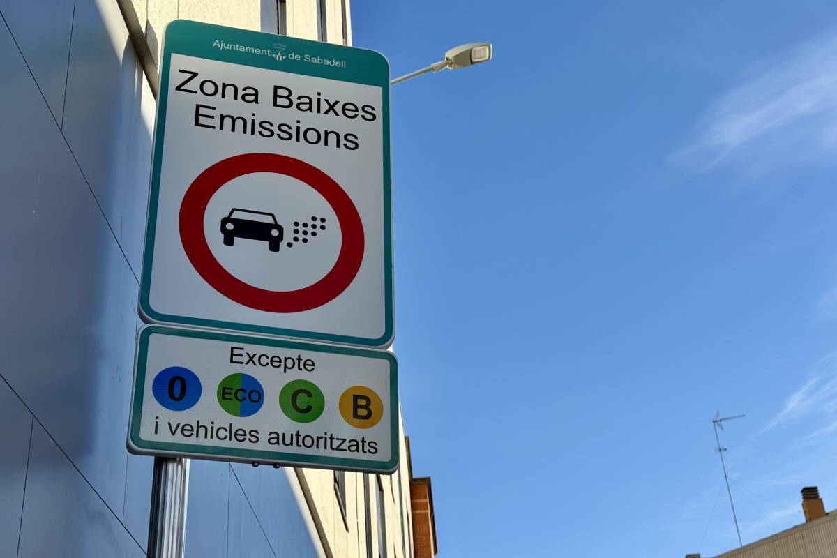 Un cartell de la zona de baixes emissions (ZBE) a Sabadell - ACN