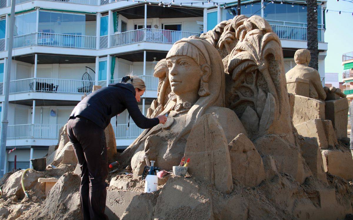 Figures dedicades a la pau protagonitzen enguany el pessebre de sorra de la Pineda