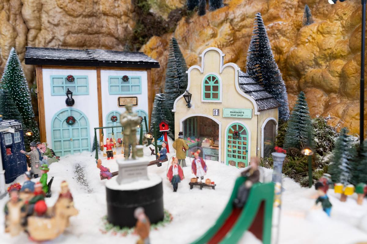 El poble d`hivern Dannyburg que es troba a una barberia de la Creu Alta de Sabadell - DAVID CHAO El poble d`hivern Dannyburg que es troba a una barberia de la Creu Alta de Sabadell