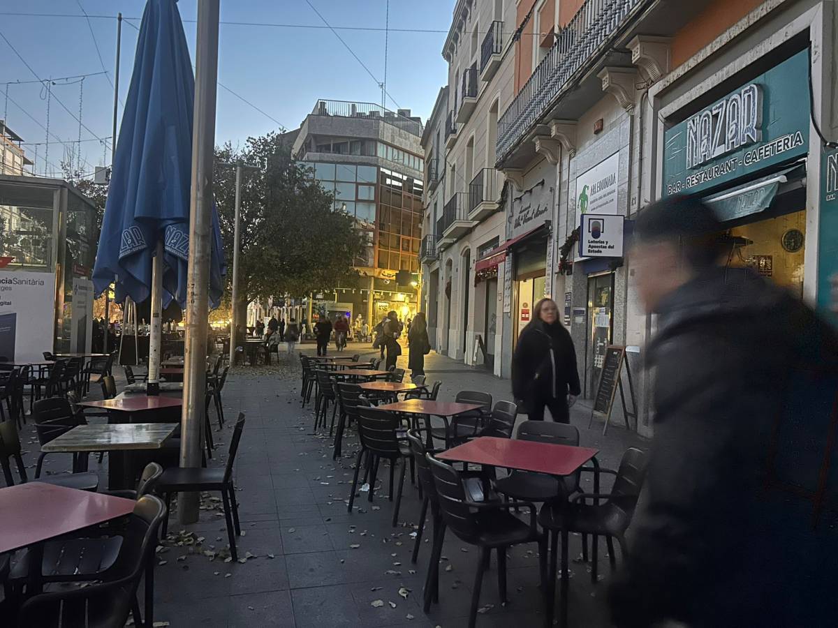 Una desena de comerços de la plaça Major es queden sense llum per una avaria de mitjana tensió