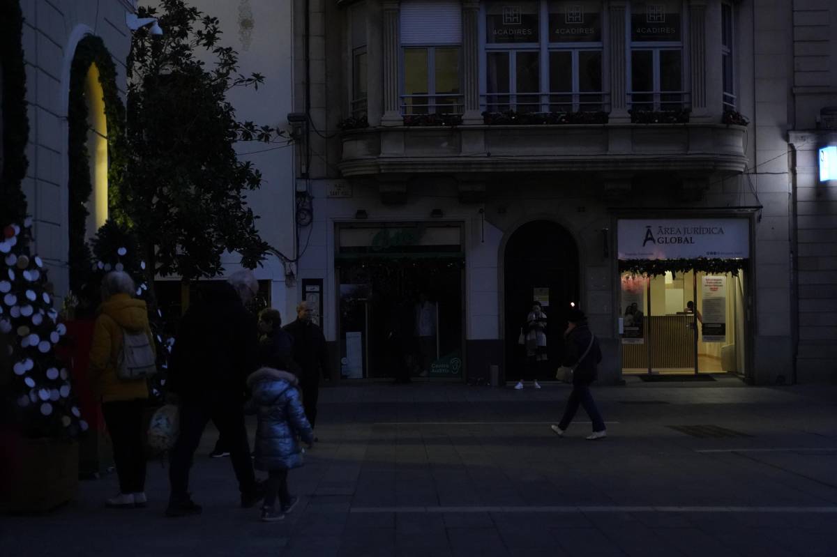 Alguns comerços del Centre de Sabadell, a les fosques - DAVID CHAO