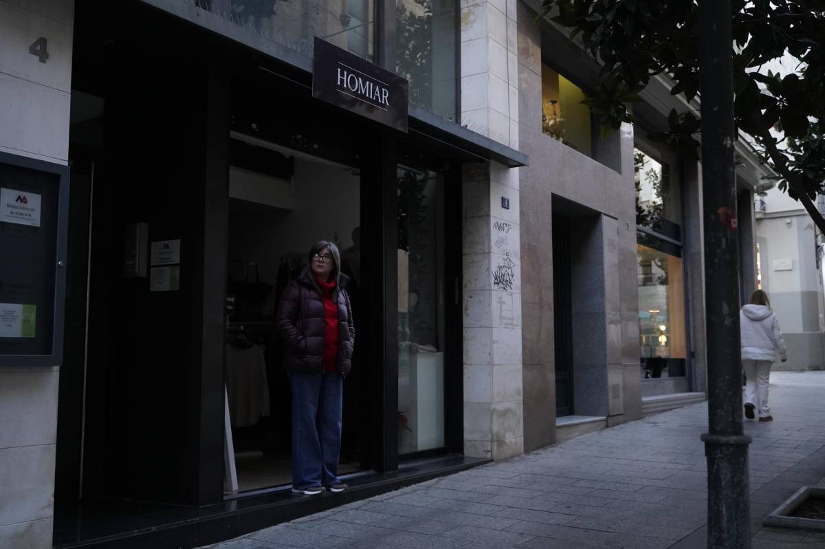 Alguns comerços del Centre de Sabadell, a les fosques - DAVID CHAO