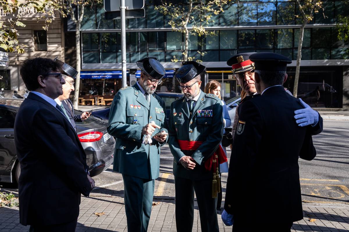 Militars i policies abans de l'acte de celebració de l'aniversari de la Constitució - Hugo Fernández Alcaraz