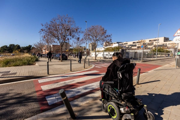 “Els vehicles estacionen a la vorera”
