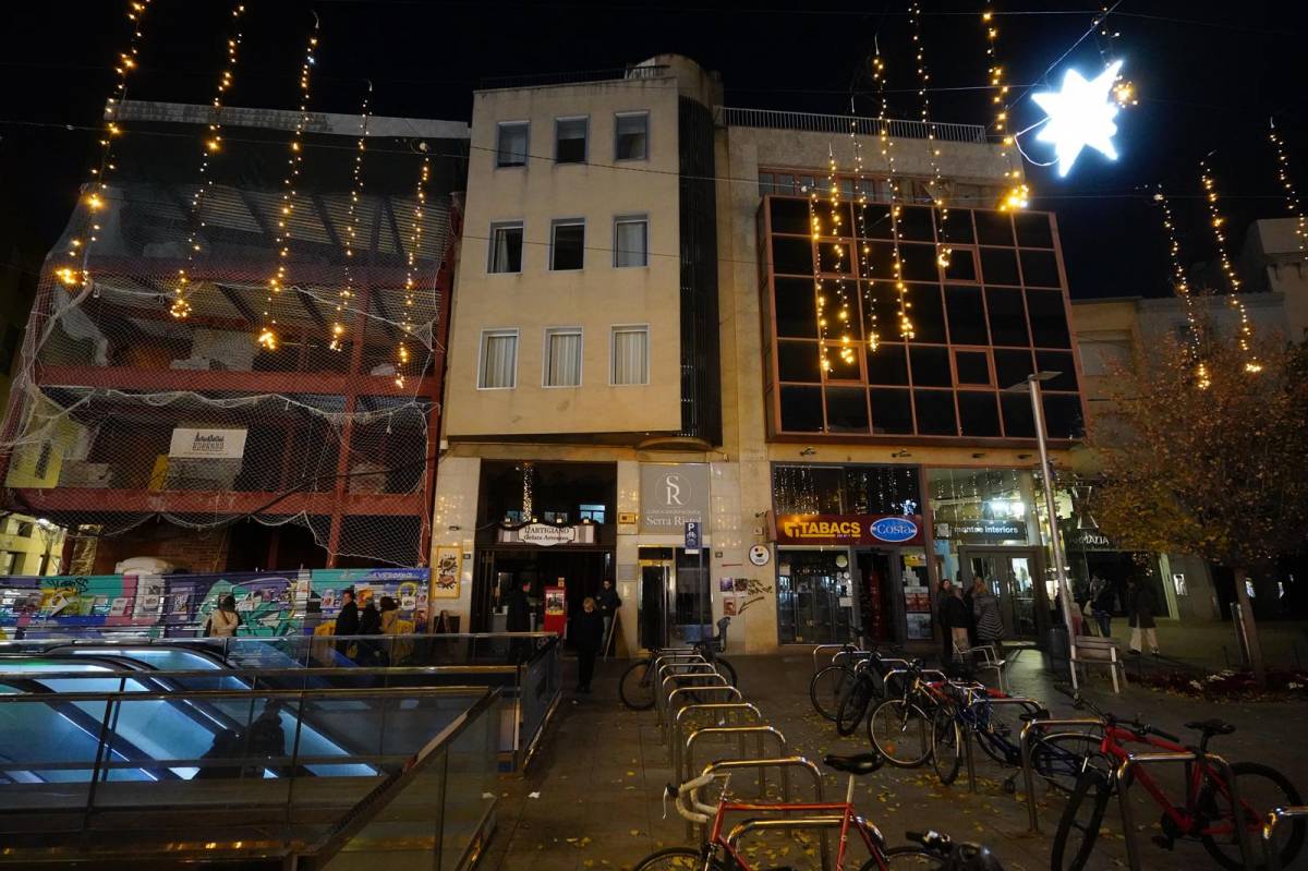Alguns comerços del Centre de Sabadell, a les fosques, tot i que l'enllumenat de Nadal funciona - DAVID CHAO