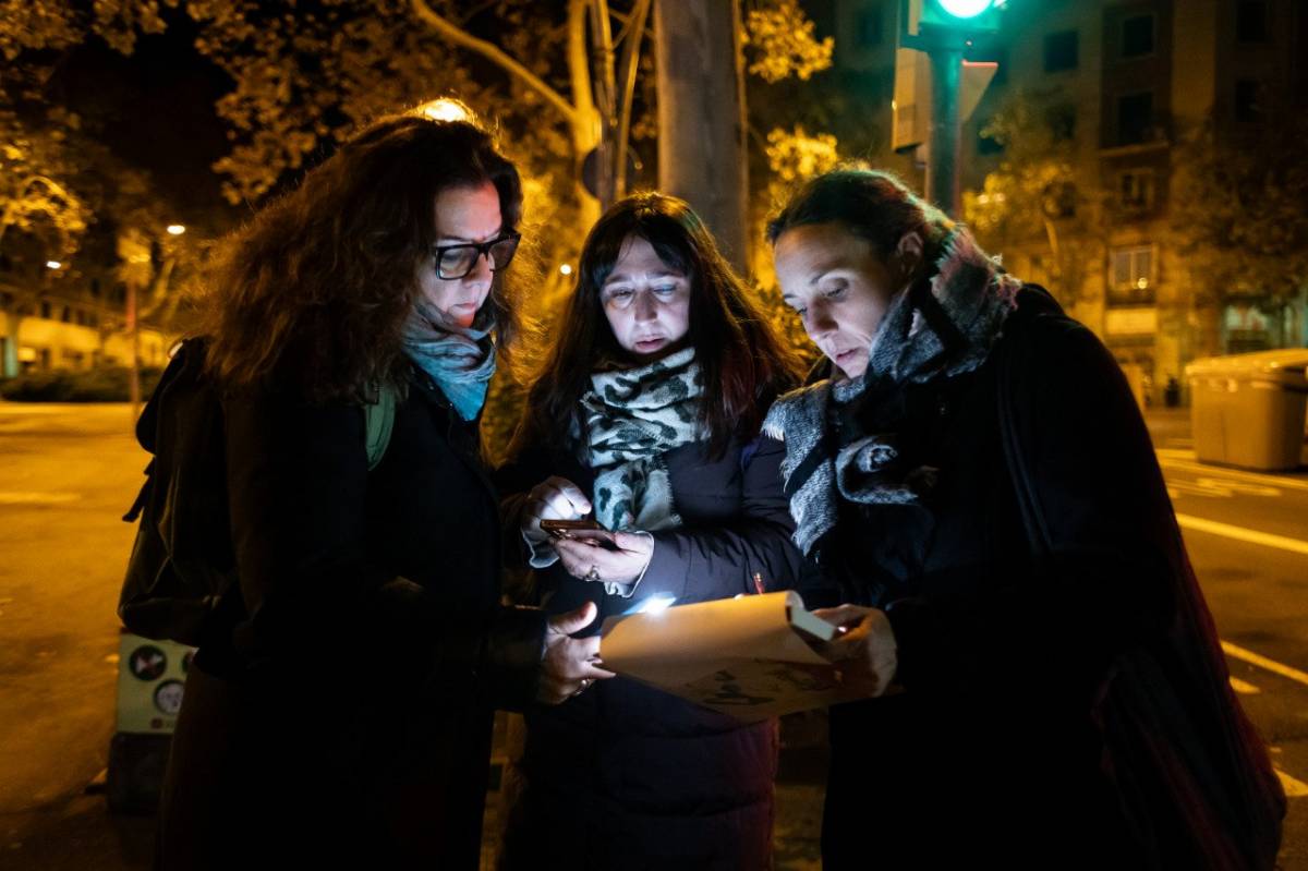 Tres voluntàries del recompte d`Arrels de persones sense sostre, durant la ruta nocturna - Hugo Fernández Tres voluntàries del recompte d`Arrels de persones sense sostre, durant la ruta nocturna