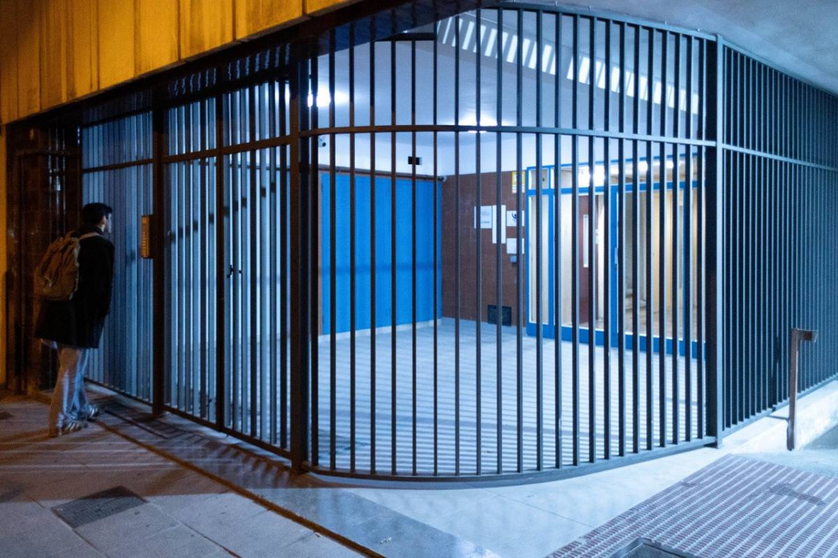 Una antiga porteria oberta ara ha quedat encerclada per una tanca per evitar pernoctacions - Hugo Fernández Una antiga porteria oberta ara ha quedat encerclada per una tanca per evitar pernoctacions