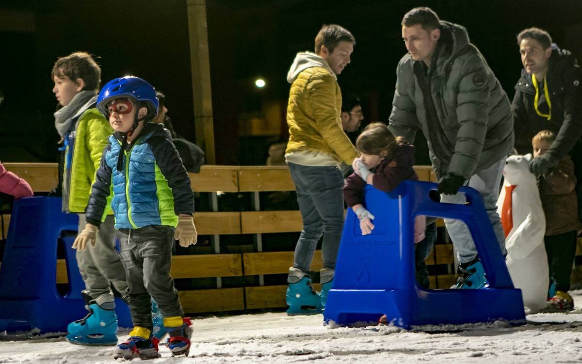 Sant Fruitós estrena l'única pista de gel del Bages per aquestes festes de Nadal