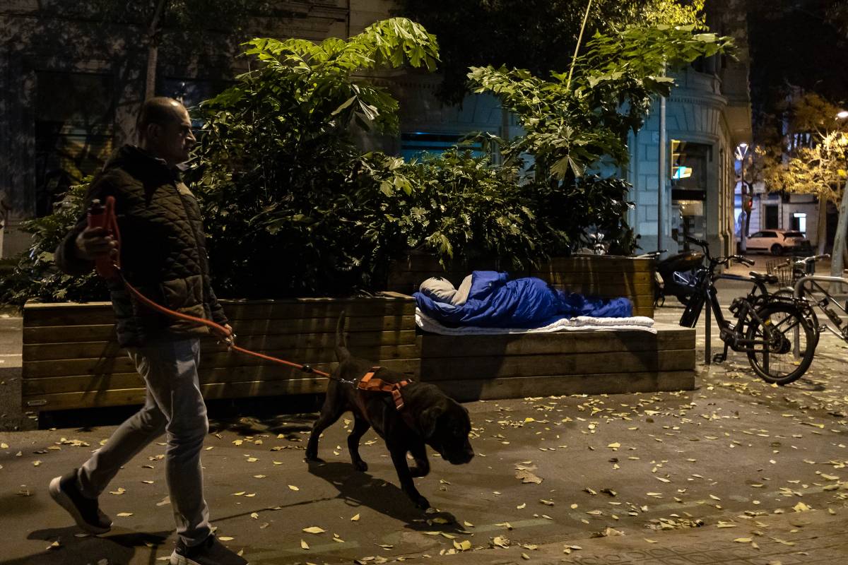 Menys «reflexionar» i més actuar: la recepta del síndic de Barcelona per l'auge del sensellarisme