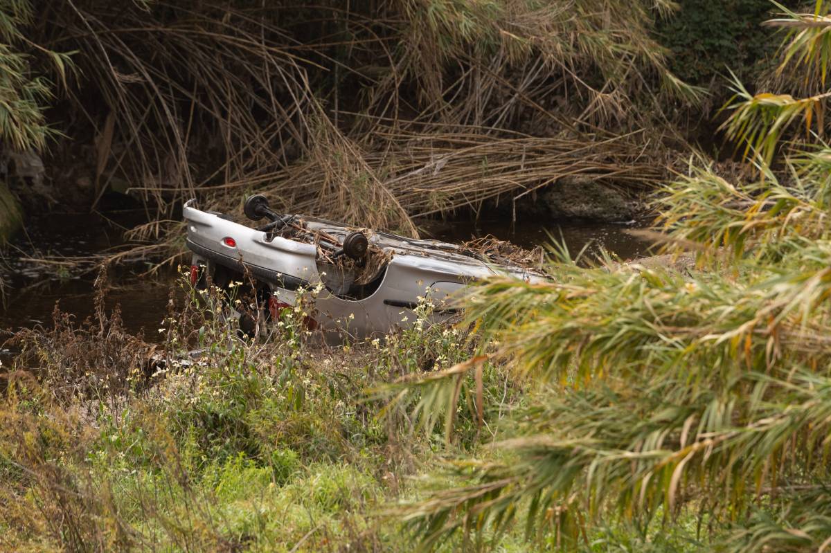 Indignació pel vehicle que continua abandonat a la llera del Ripoll un mes i mig després: 