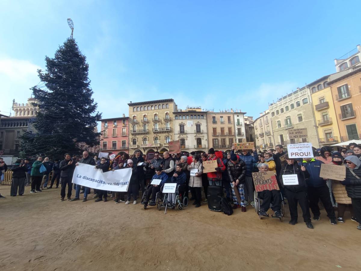Més de 300 persones es manifesten a Vic per reclamar millores pel sector de la discapacitat. - Irene Giménez