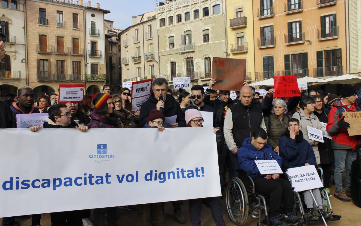 Més de 300 persones es manifesten a Vic per reclamar millores pel sector de la discapacitat. - Sant Tomàs Més de 300 persones es manifesten a Vic per reclamar millores pel sector de la discapacitat.