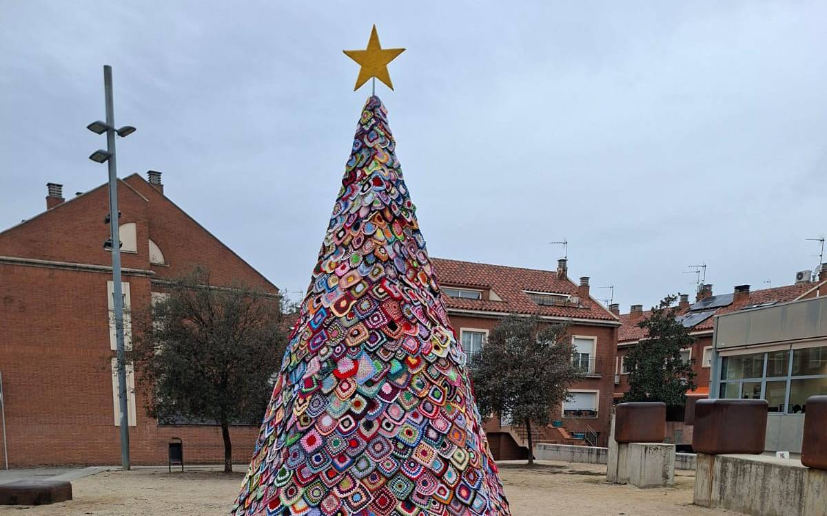 Sant Fruitós de Bages instal·la un arbre de Nadal fet completament de ganxet