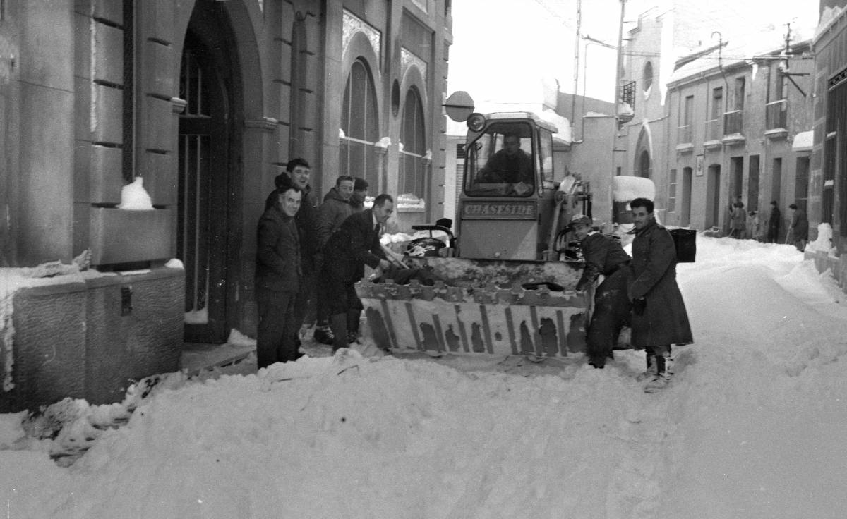 Excavadora com a llevaneu, a la Maternitat